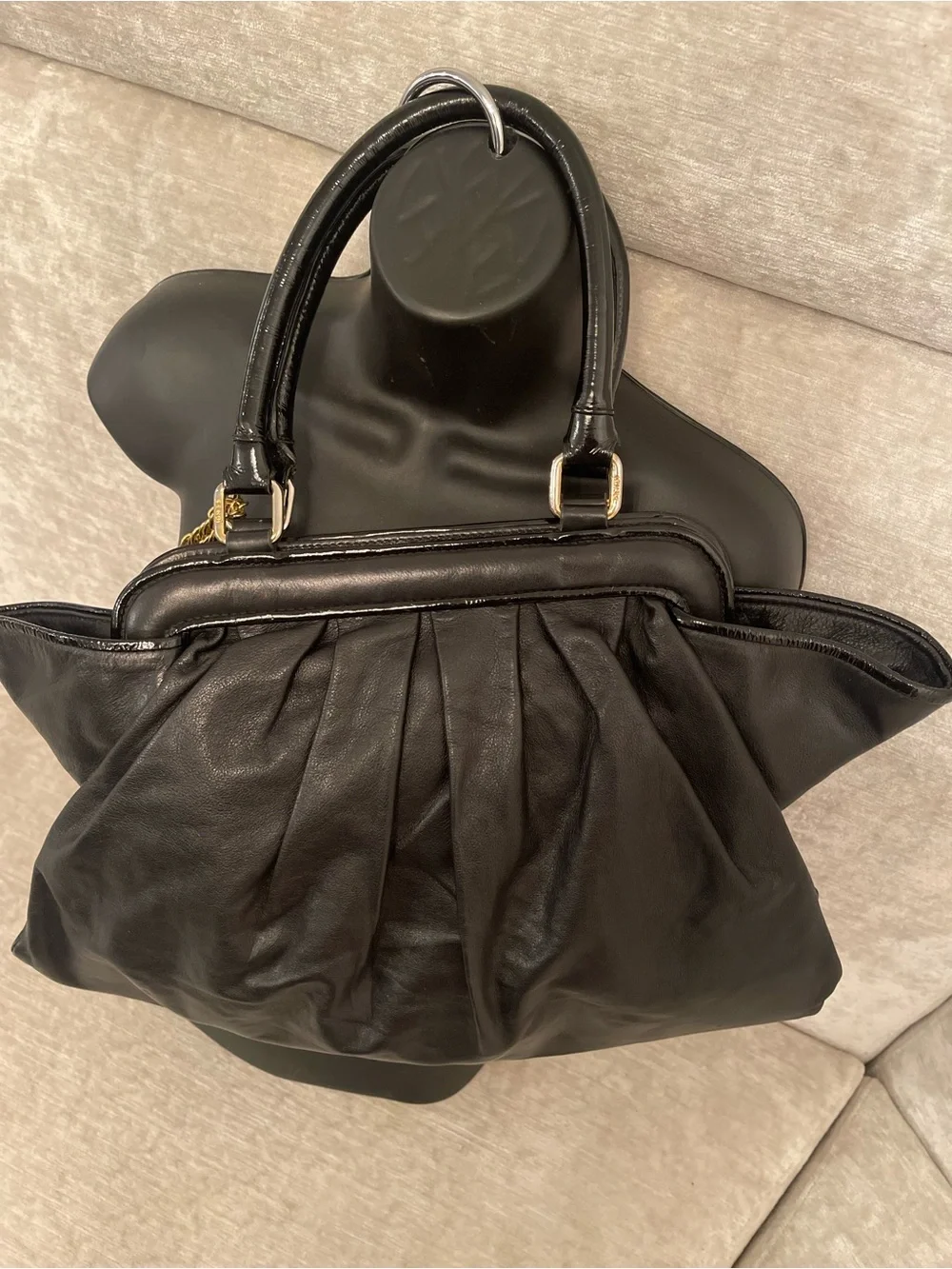 💯 authentic Black Leather Pleated Tote Handbag with Gold Tag - Picture 9 of 11